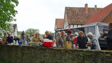 Frühstück vor der Kirche Neuberich